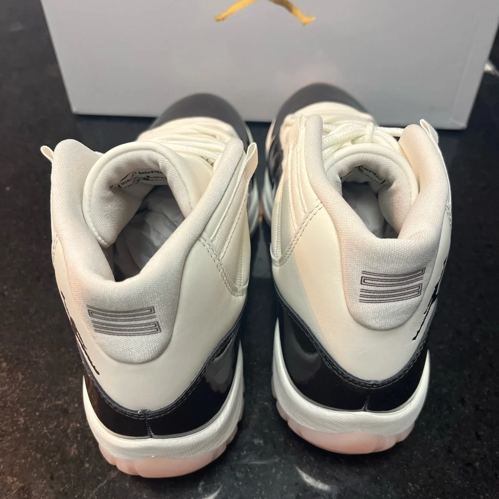 WOMEN'S AIR JORDAN 11 RETRO - 